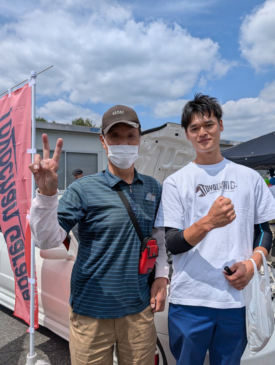 2026/04/26
旧車サミット2026
今年も会えました😀
「とよちゃんガレージ」のとよちゃんにやっぱ背が高いなぁ〜フルレストアしたインテグラタイプRの前で📷️しかし車検の時にヘッドライト．ウインカーのトラブルは超焦るよね😱
#とよちゃんガレージ 
＃水戸道楽tv
＃モビリティリゾートもてき