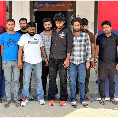 sirajnoorani's tweet image. #UttarPradesh: #Meerut police today busted an illegal arms manufacturing factory. The factory was operating in the basement of a house. A double bed was placed above the basement to keep outsiders from finding out. A large quantity of unfinished weapons, cartridges, and tools,1/2