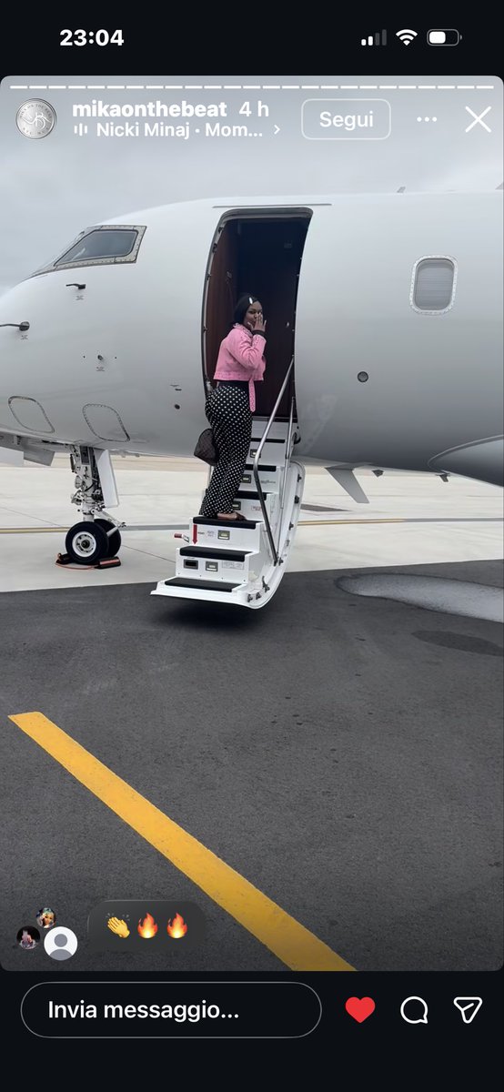 karmassii's tweet photo. Nicki MUA posted this-
is she with nicki??????? https://t.co/19eDcEV787