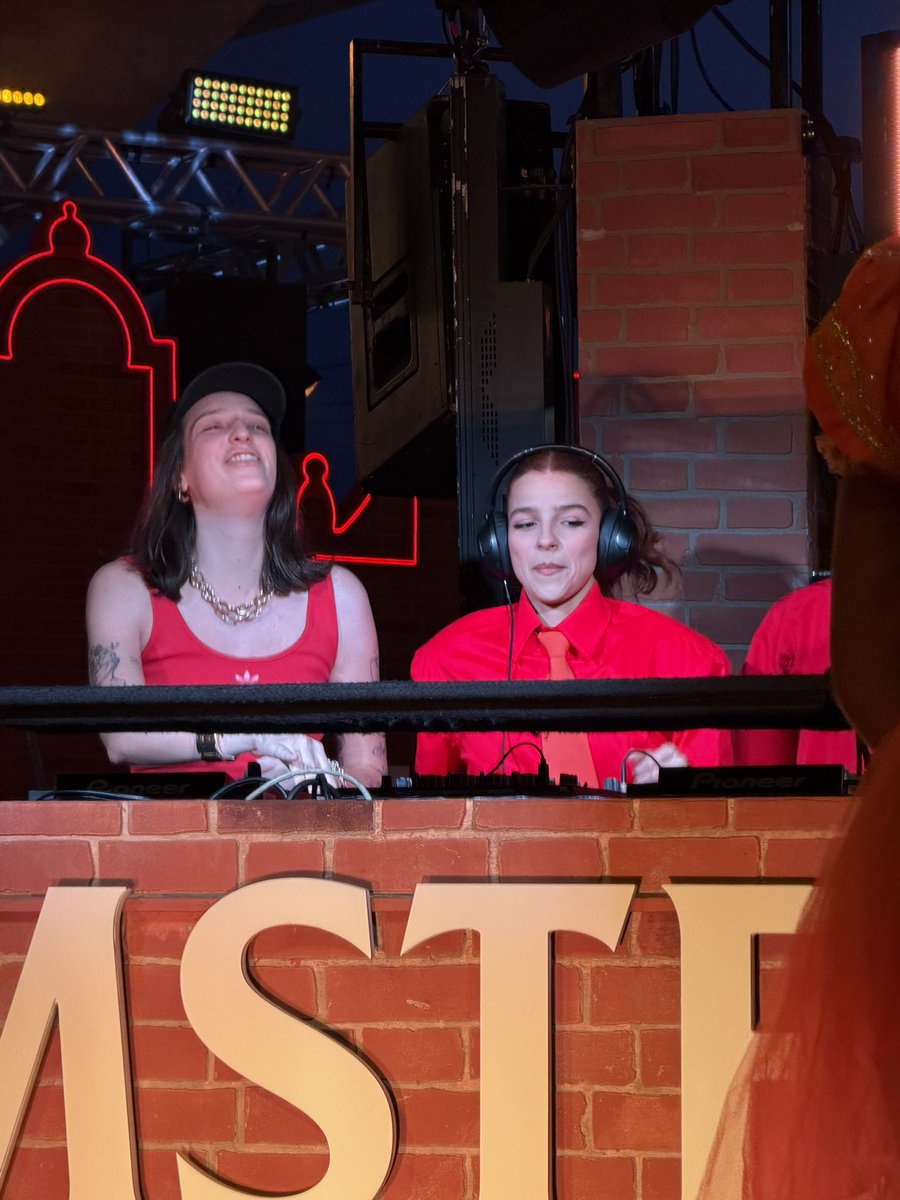 Cenourinha Lésbica atacando de DJ <a href="/equesedane/">viciada numa velha e numa bissexual</a>