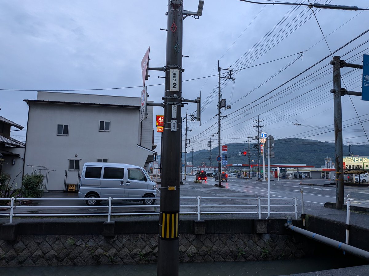 今日は雨降のせいで夜明けが遅い。