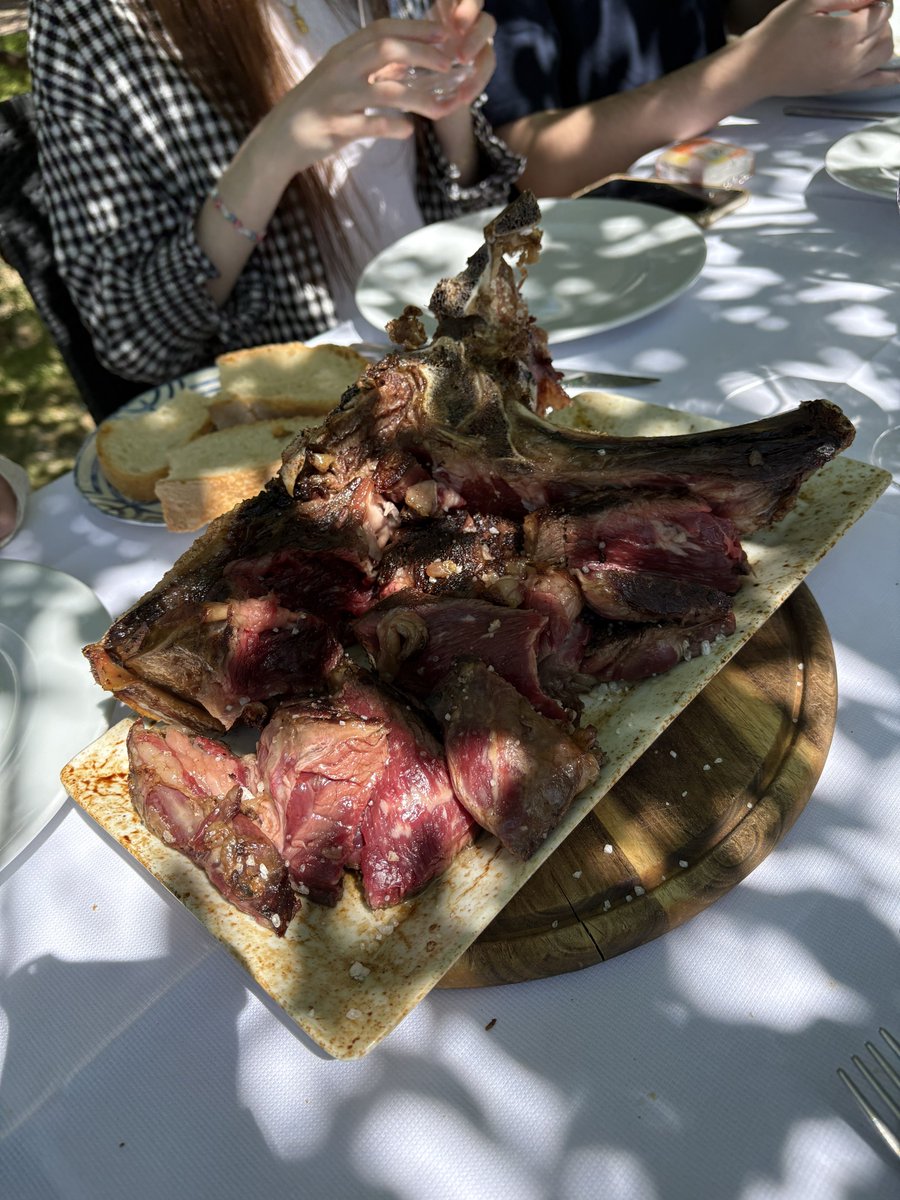 schwmtl's tweet photo. イタリアを旅しているが、友達とその家族にめちゃくちゃ助けられた。持つべきものは友 https://t.co/cmUbeEyPlH