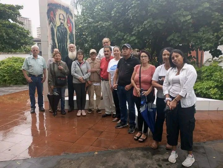NacionyEmig's tweet image. 🇧🇴#SantaCruz, #Bolivia| La lluvia ☔ no impidió que este domingo, los cubanos residentes en esa ciudad, junto a los amigos de #Cuba 🇨🇺, rechazaran ❌ el bloqueo que mantiene m EEUU🆚nuestra Isla.

#TumbaElBloqueo
#JuntosXCuba