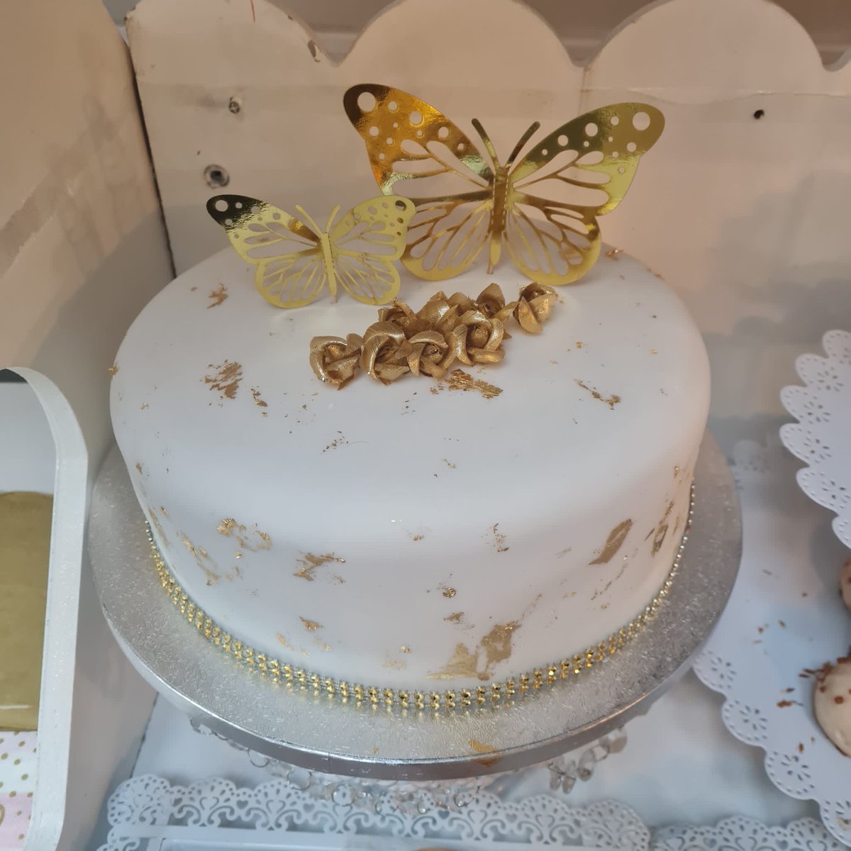 Seasonalcupcke's tweet image. Day 9 - Perfect for any occasion. Guess what flavour this one is? 🎂

#1000cupcakes #guesswho #whiteandgold #christening #butterflies @Seasonalcupcke