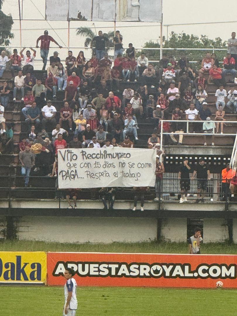 RafaelGuaricuco's tweet photo. La @BarraLCRN exigió ayer a la directiva del Portuguesa FC responder a los sueldos del equipo en su totalidad.

La directiva abona de vez en cuando sueldo de 15 días evitando que el jugador solicite la rescisión de contrato.

Comenzar el cuadrangular sin deudas es importante. https://t.co/rOP0FlFYnI