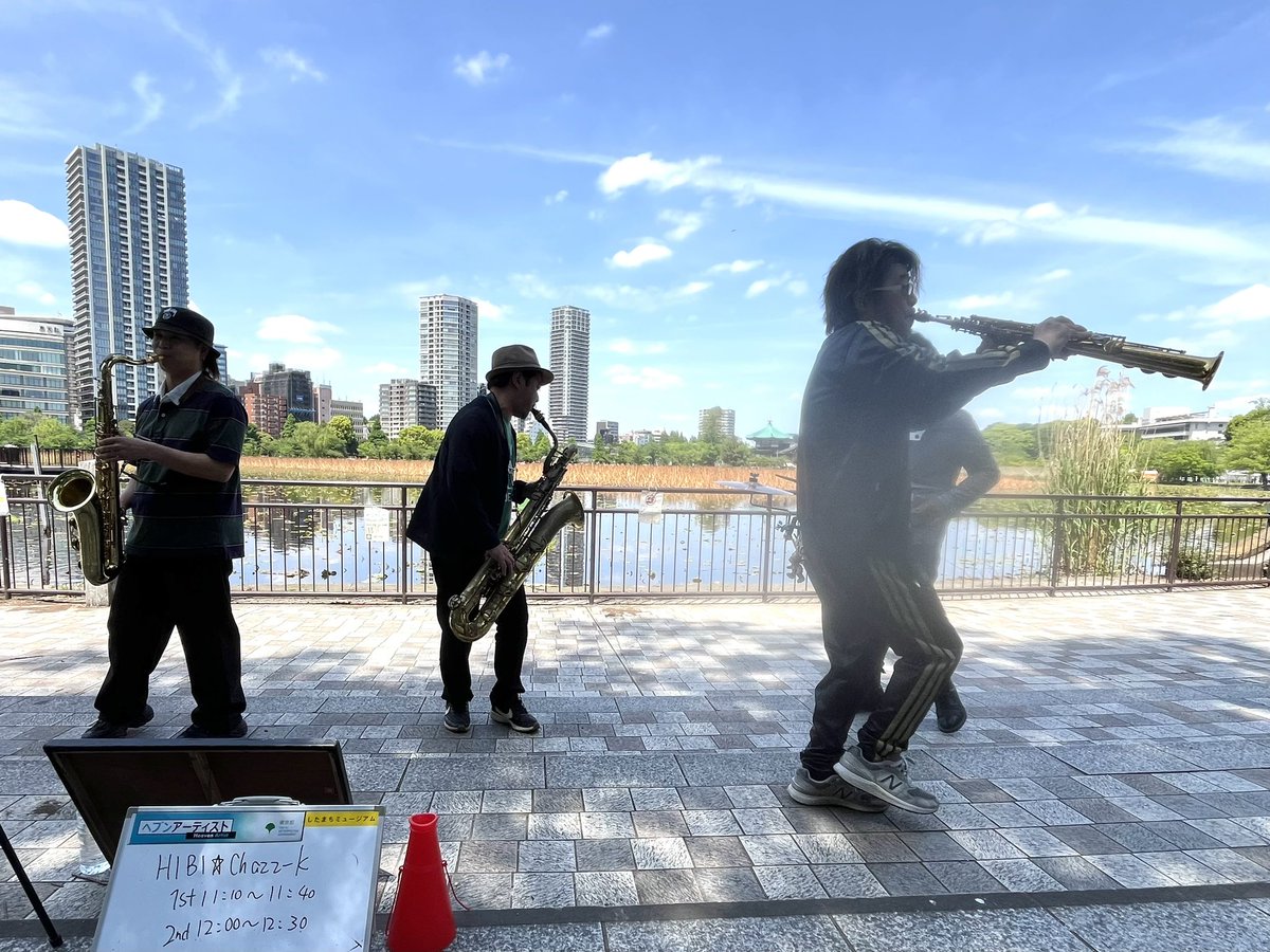 y_madam_win's tweet photo. 4/26 HIBI★Chazz-Kライブin 上野恩賜公園下町風俗資料館前
メンバー紹介も兼ねて
シング・シング・シング♪
前回雨で行かれなかったのでお久しぶりのHIBI★Chazz-K😍
光が映り込んでしまい尊い感じの写真になりました☆
#HIBI_Chazz_K #ヒビチャズケ #上野公園 #下町風俗資料館 #ヘブンアーティスト https://t.co/hlhsJWhUFR