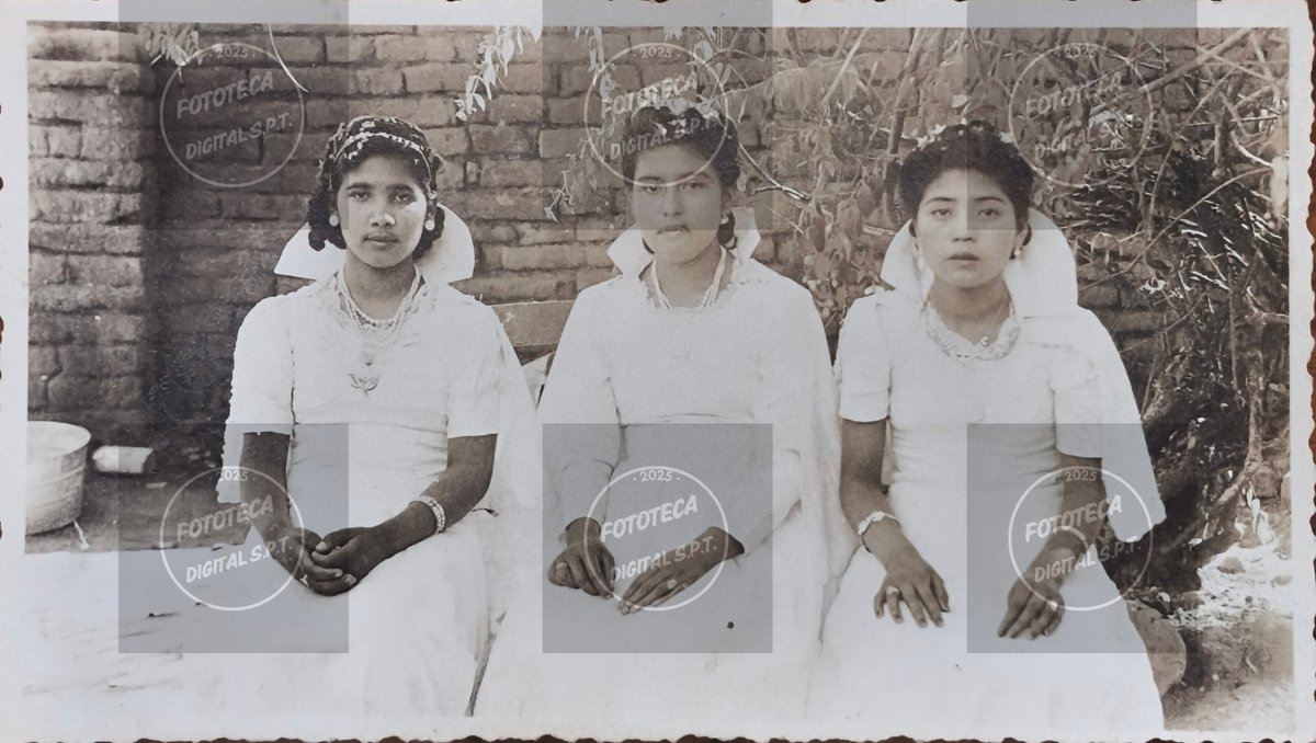 Fototecaspt's tweet image. Grupo de reinas de una fiesta patronal, 1941. 
Digitalización: Fototeca Digital San Pedro Tlaquepaque 
Fotos: Archivo Municipal Guadalajara 
#Tlaquepaque #TONALA #foto #historia #Guadalajara