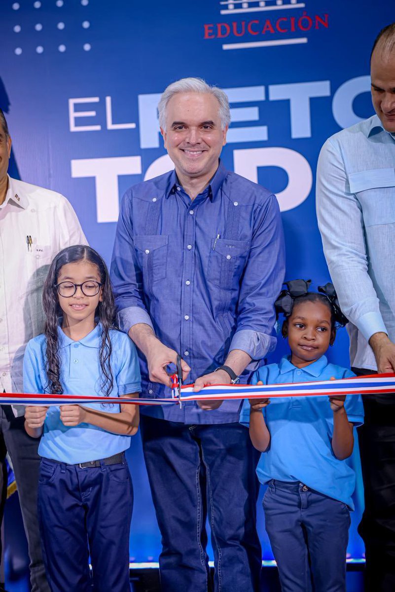 EducacionRDo's tweet photo. ¡Transformamos📚 la educación de María Trinidad Sánchez!

Hoy, el presidente @luisabinader y el ministro Luis Miguel De Camps (@LMDECAMPS) entregaron a la provincia costera🏝️ con dos nuevos centros educativos que impactan la formación✍️ académica de los estudiantes🙋 .

Cada escuela🏫 cuenta con los espacios necesarios para una mejora de la calidad educativa.