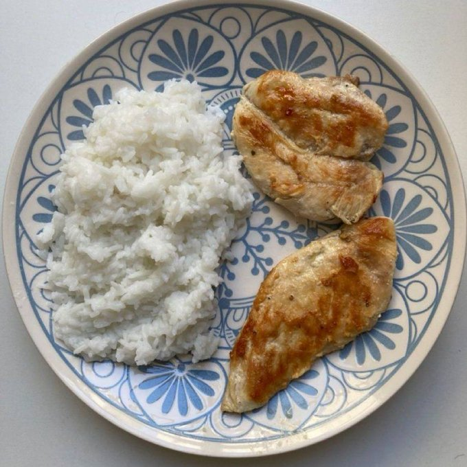 Una dieta inadecuada es la razón por la que la gente no pierde grasa.

Tras analizar a más de 500 personas, he observado que quienes obtienen mejores resultados hacen lo mismo: repiten entre tres y cuatro comidas sencillas cada día.

Aquí está la lista:

1. Pollo con arroz