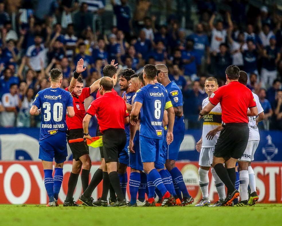 1921riuler's tweet photo. Sabe quem será o VAR de quarta?

ANDRES CUNHA...sim, o árbitro "bandido" uruguaio de Cruzeiro x Boca em 2018 quando o Dedé foi expulso, Barcos teve um gol legal anulado e anularam um pênalti em cima do Arrascaeta dizendo que o VAR interferiu, mas ele sequer foi a cabine.

Esse mesmo, na semifinal roubou também o Grêmio contra o River em Porto Alegre e foi coroado com a arbitragem da final entre Boca x River. 

Sinceramente,  a diretoria do Cruzeiro é um bando de patetas! Será que ninguém sequer conhece o histórico do clube na competição e o que aconteceu não? 

Vergonhoso...e não será por falta de aviso se acontecer algo quarta.