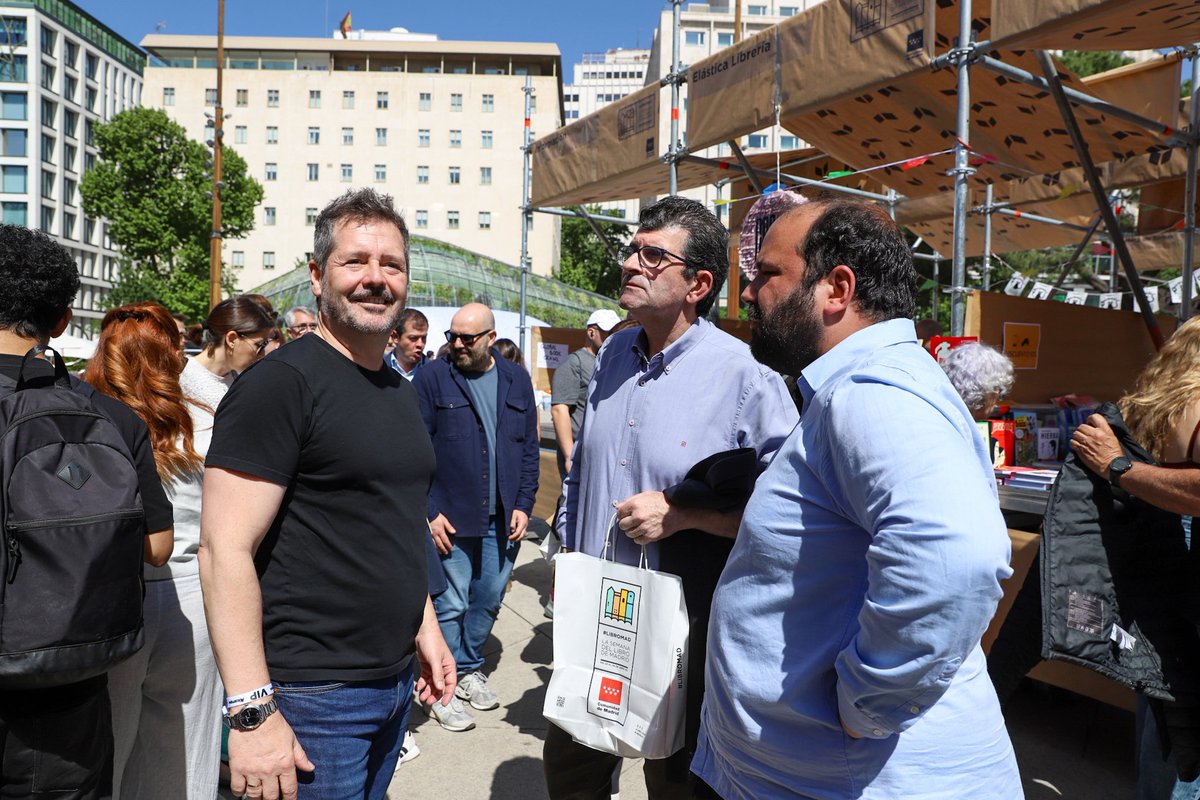 depacoserrano's tweet photo. La @ComunidadMadrid ha celebrado en la calle y con alegría nuestro primer festival de @Libro_MAD para toda la familia y el @RNRmadmaraton. 

Domingo feliz festejando la lectura y el deporte por las calles de Madrid, en la región con la mejor forma de vida del mundo. https://t.co/Ea06yk0CBf