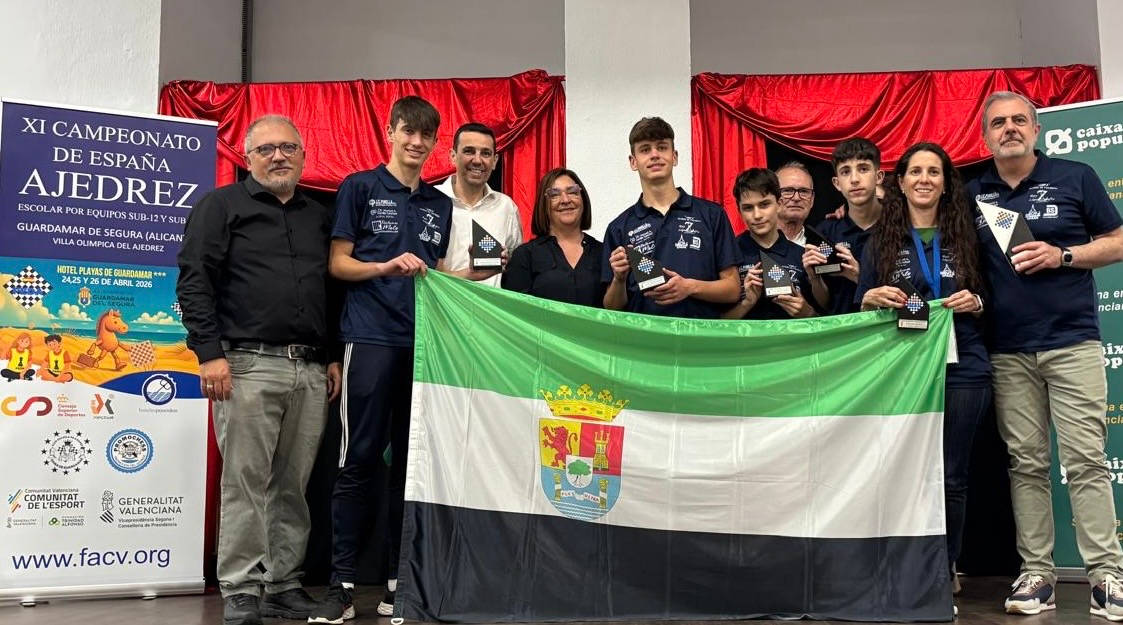 IesSuarez's tweet photo. Nuestro equipo de ajedrez se proclama Subcampeón en el XI Campeonato de España de categoría Sub18 de Centros Escolares en Alicante.
Nuestros alumnos Raúl Gutiérrez Toro, David Gutiérrez Toro, Gonzalo Hernández Delgado y Álvaro Payo Conde están muy satisfechos con su participación https://t.co/6Xc8a41xxm
