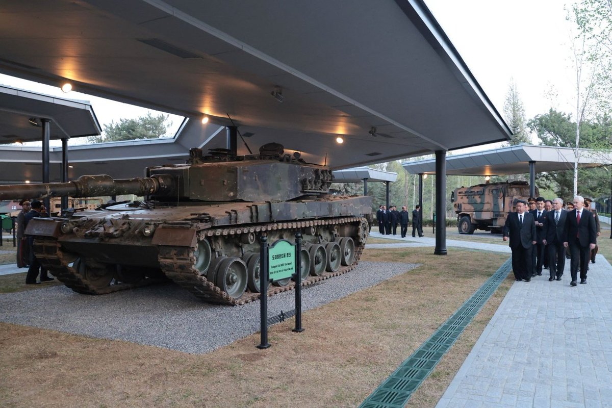 ArkadiuszMolis1's tweet image. Good evening. This isn't AI. I didn't expect that XD. Ex-Polish Leopard 2A4 in North Korea... on display of captured equipment by the North Korean army XD in Ukraine. At least they didn't decide to repaint or wash the vehicles like the Russians do in their museums XD 1/2 #Tanks