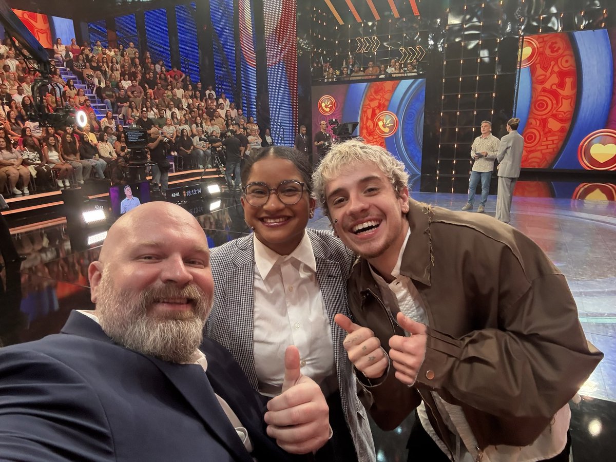 Chico Barney, Tia Milena e Juliano Floss no palco do Domingão.