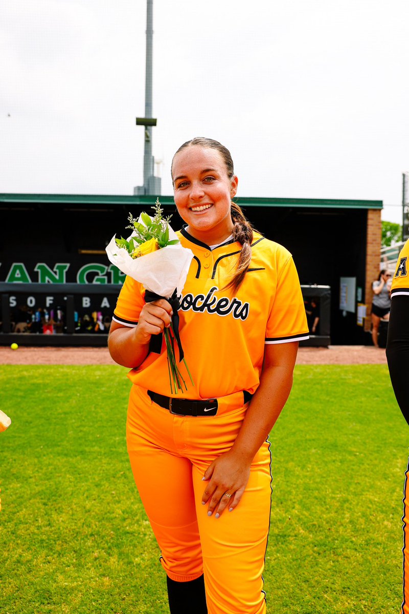 Thank you <a href="/MeanGreenSB/">UNT Softball</a> for honoring our three seniors 🖤💛