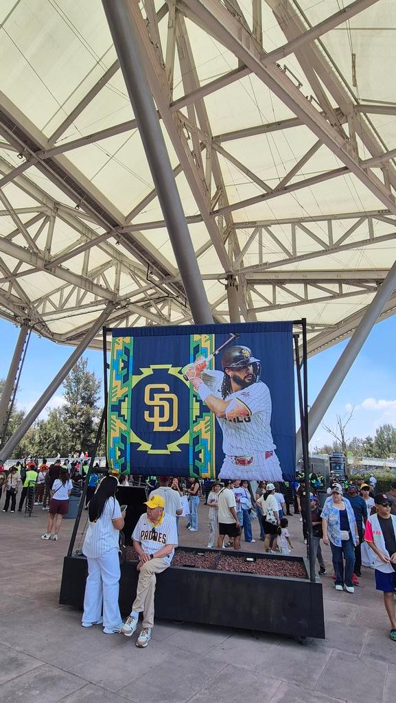 Un dia lei que alguien dijo que el beisbol era aburrido. 

El besibol es y será el rey de los deportes. (Y me vale pito si no le entiendes)