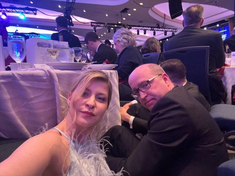 La embajadora ucraniana en Estados Unidos, Stefanyshina, q estuvo presente en la Cena de Corresponsales de la Casa Blanca, publicó una foto en el tiroteo, debajo de la mesa, mientras que todos los que lo rodeaban estaban sentados tranquilamente.

Así el guión de Donald Trump
RT👇