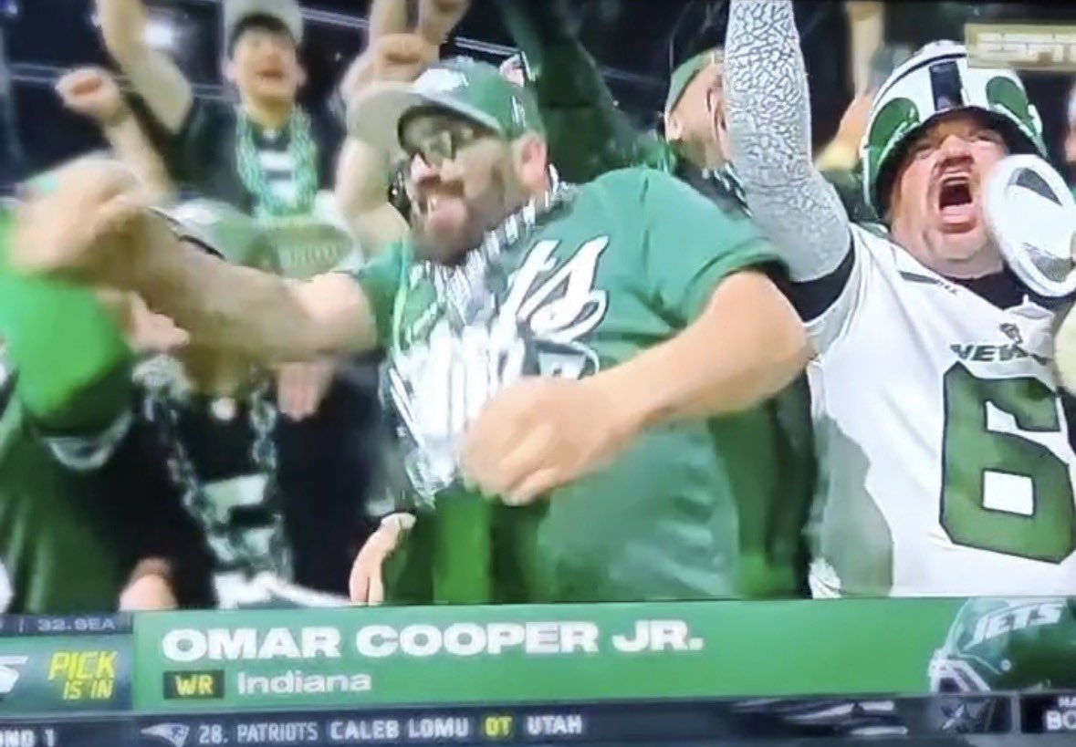 BoyGreen25's tweet image. I just got back from Pittsburgh &amp;amp; my first #NFLDraft was one for the books!

I was on TV reacting to every #Jets pick! I met @richeisen, I met Hall of Famer Curtis Martin, I partied w/ @bretmichaels, &amp;amp; I made some lifelong friends! 

I turned 33 today &amp;amp; I’m left with an