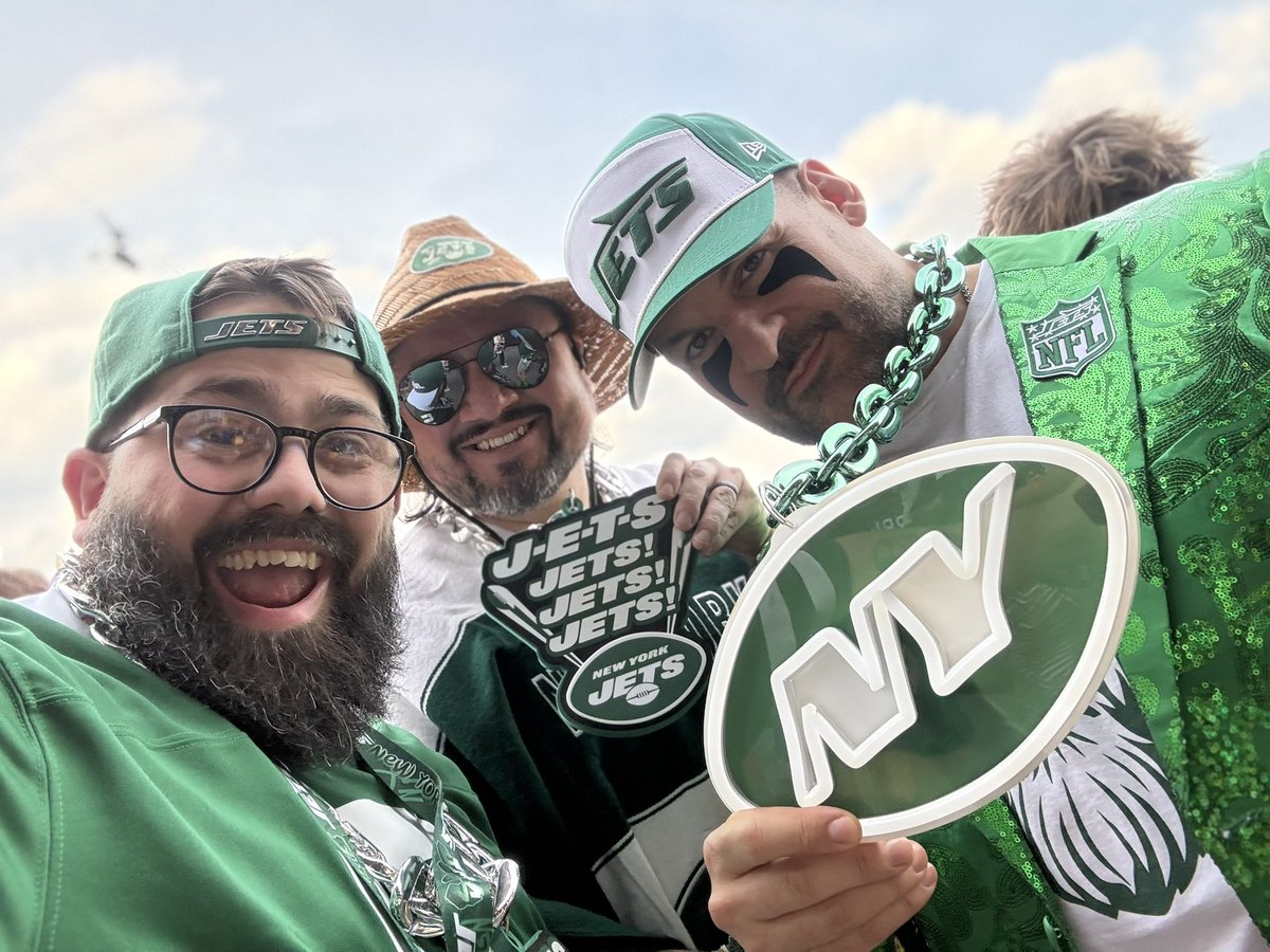BoyGreen25's tweet image. I just got back from Pittsburgh &amp;amp; my first #NFLDraft was one for the books!

I was on TV reacting to every #Jets pick! I met @richeisen, I met Hall of Famer Curtis Martin, I partied w/ @bretmichaels, &amp;amp; I made some lifelong friends! 

I turned 33 today &amp;amp; I’m left with an