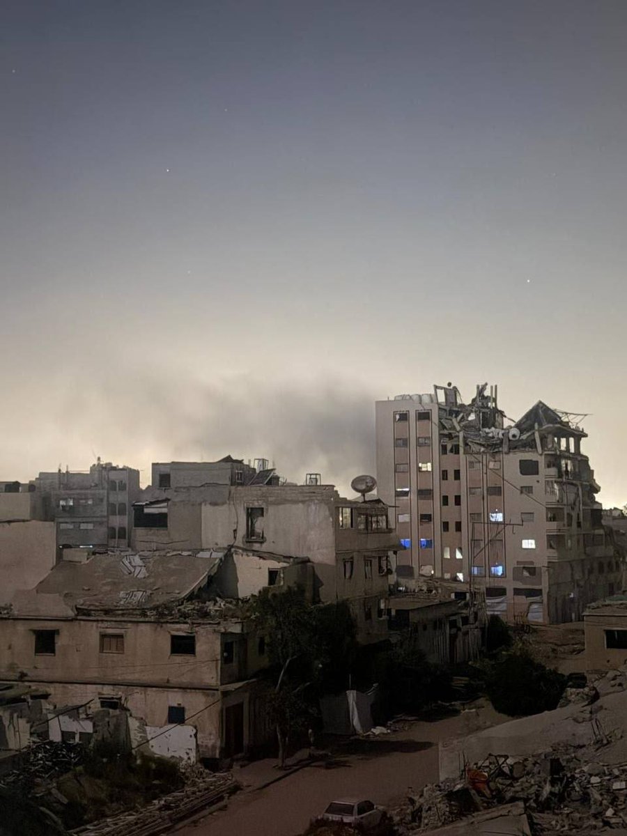 QudsEye's tweet image. #Urgent | The occupation army is carrying out bombing operations on residential buildings in the eastern areas of the Tafah neighborhood, east of Gaza City.