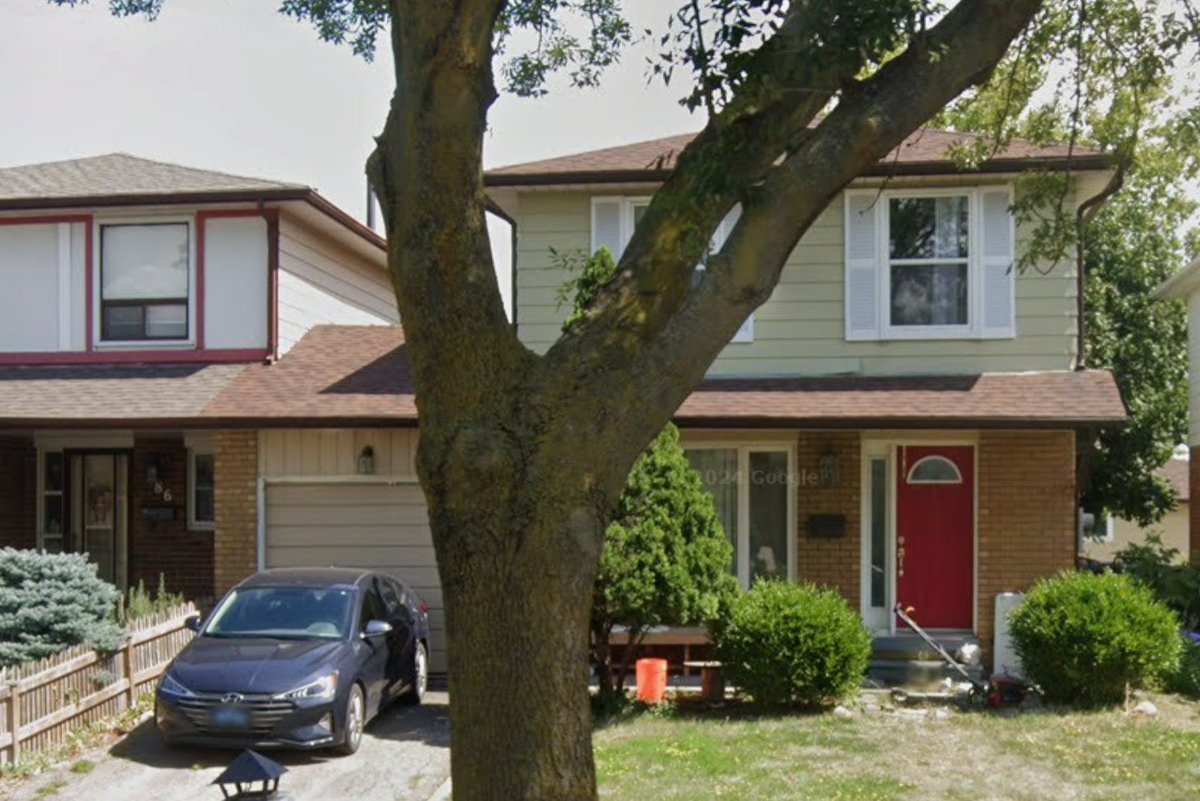 Media371's tweet image. Working fire at a home on Appledore Crescent in #Mississauga overnight. One patient transported to hospital by @Peel_Paramedics with serious burns. Second alarm assigned. @ONFireMarshal notified.