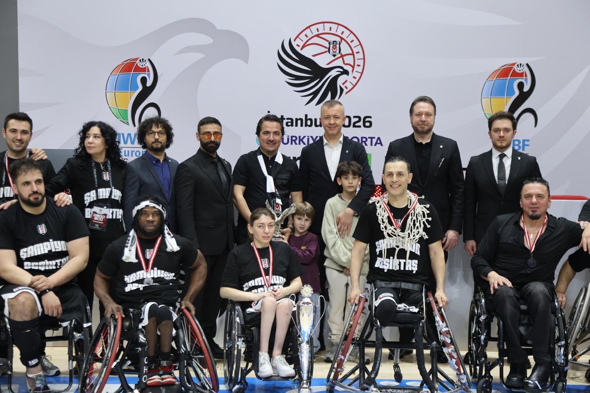 UgurFora's tweet photo. Tekerlekli sandalye basketbol takımımız EuroCup 3 Şampiyonu oldu.🏆

Bu kupanın her santiminde büyük bir emek, her karesinde sarsılmaz bir inanç var! 

Sahadaki mücadeleleri, kenetlenişimiz ve bu büyük zafer; Beşiktaş ailesinin neler başarabileceğinin en net kanıtıdır.

​Tebrikler şampiyonlar! 🦅