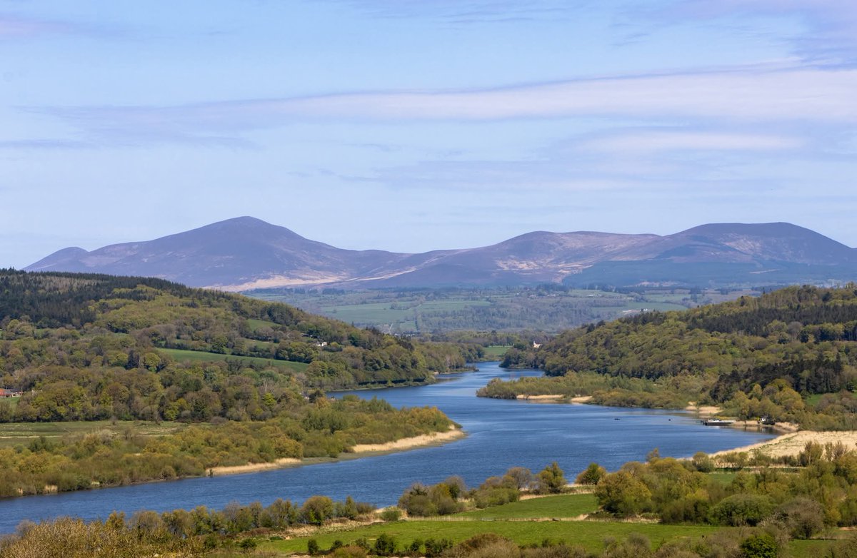 📍West Waterford resplendent in the sunshine ☀️ 

The Blackwater &amp; Villierstown Quay with the Knockmealdowns in the background, taken from Dromore 🏞️

📸 Ray Mo

#Waterford #Ireland #Dromore #Knockmealdowns #Villierstown #Sun