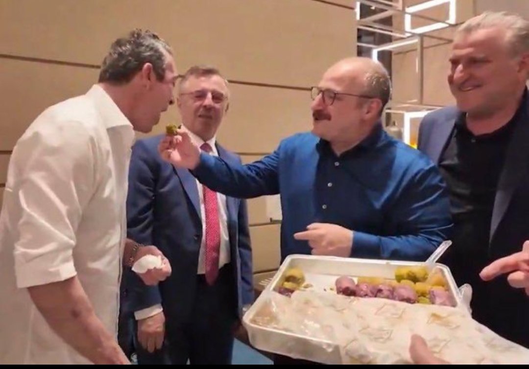 MustafaHasl1's tweet photo. @Fenereditor Mahmut seninde ağzına vermişler bunada söyleyeceğim birşey varmı ulan hepinizdemi aynısınız kendinizin üstündeki boku görmüyorsunuz elin üstündeki çamuru söylüyorsun hastır yallah https://t.co/C2buXqO0SV