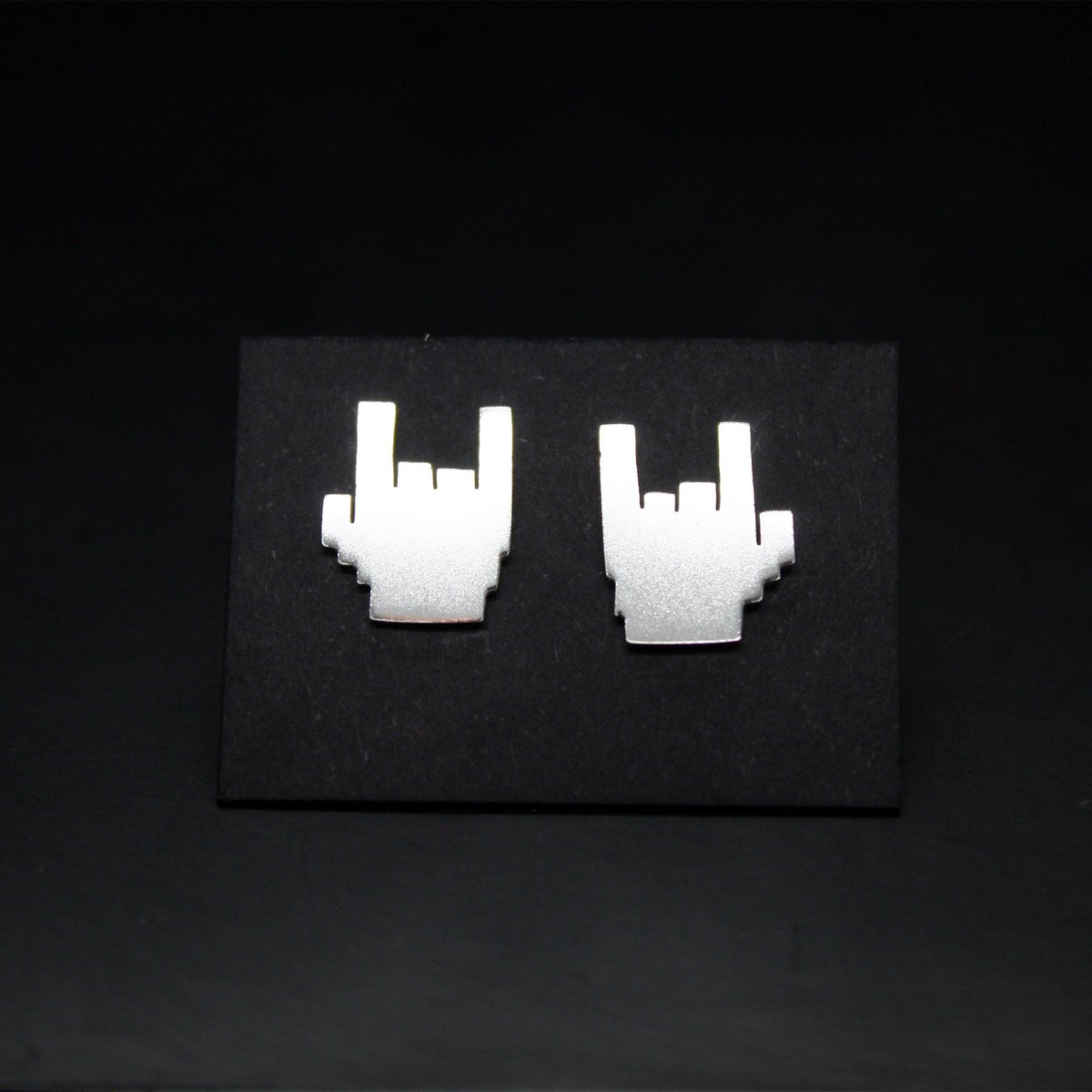 Plataica's tweet photo. Dale marcha al body!!! 🤘🤘🤘 Mano cornuda, #Rockhand 🎸 pendientes de plata 925
👉 https://t.co/MZzbLf9H7h
#musica #heavy #rock #8bits #8bitsjewelry #plata925 #joyeríaartesanal #hechoamano https://t.co/pm6AdnVmKq