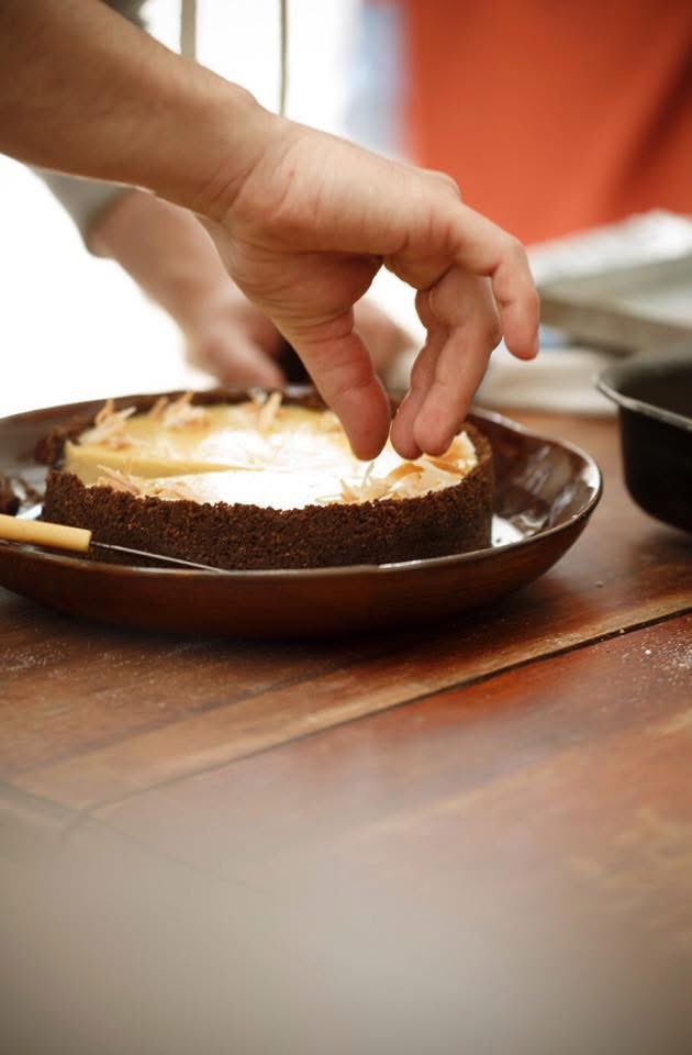PedroLambertini's tweet photo. Hablando de limones verdes, los que me regaló mi vecina irían muy bien aquí:

Una especialidad de los EE. UU. (Florida), que se prepara con una variedad de lima específica llamada justamente “Key lime”.

Key Lime Pie
(Rinde 12 porciones como las de la foto —bastante grandes— o 16 más pequeñas)

Para la base (molde desmontable de 26 cm de diámetro)

500 g de galletitas dulces integrales
180 g de manteca

Para el relleno:

2 latas de leche condensada
1 lata (misma medida) de jugo de lima
Ralladura de 2 limas
4 huevos de buena calidad
4 yemas, idem

Procedimiento:

Para la base, procesar las galletitas con la manteca previamente derretida. Forrar la base y las paredes del molde hasta la mitad con el arenado. Presionar muy bien para que quede compacto. Cocinar a 160 °C durante 15 minutos. Reservar.
Mezclar con una cuchara de madera todos los ingredientes del relleno y volcar sobre la base.
Tapar con papel aluminio y cocinar en el centro del horno, a 160 °C, durante 50 minutos aproximadamente, hasta que al moverlo el centro tenga consistencia de flan. Retirar, dejar enfriar y llevar a la heladera.

Consumir bien fría, con frutas frescas como mango, ananá, arándanos, frutillas, kiwi, etc.

#Lambertips

Para darle un toque tropical, espolvoreé con virutas de coco tostado y acompañé con dados de mango marinados con una pizca de azúcar, ron dorado y menta.