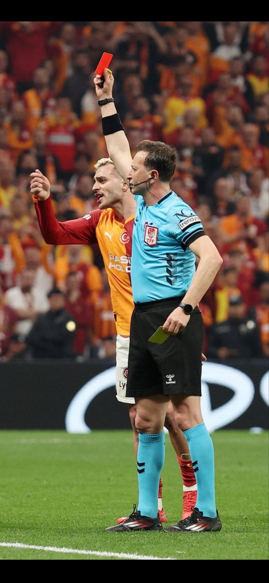 1CanKhan's tweet photo. Türkiye ligini soran olursa bu fotografı gösterin https://t.co/tQpdSAX54y