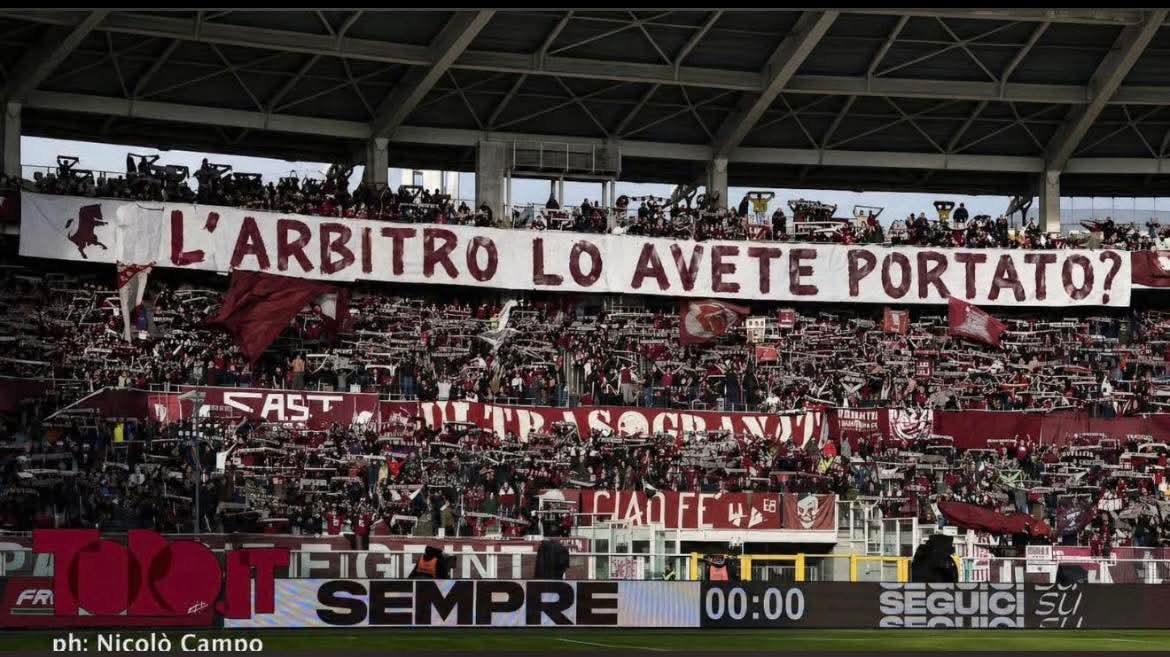 rinascente90's tweet photo. Striscione esposto dai tifosi del torino in #Torinointer 

L'hanno toccata piano.

#doveRocchi #Rocchi #arbitri #jvtblive #MarottaLeague #MilanJuve #milanjuventus https://t.co/v3sLuPD7Zm