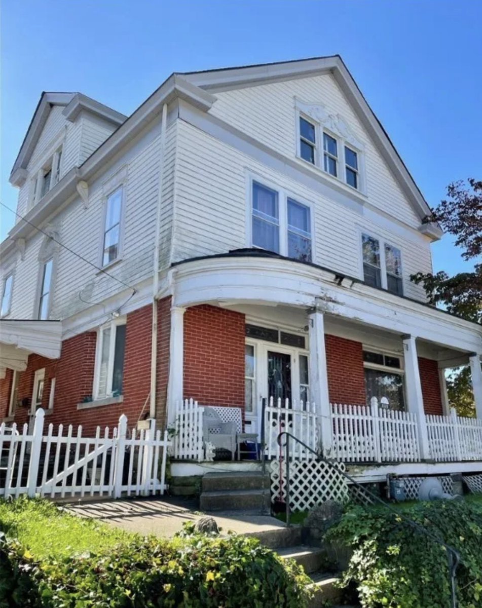oldhouseunder50's tweet image. $100K. Pocket Doors and Hardwoods - 7 Bedroom #WestVirginia #Home. oldhousesunder50k.com/pocket-doors-a…