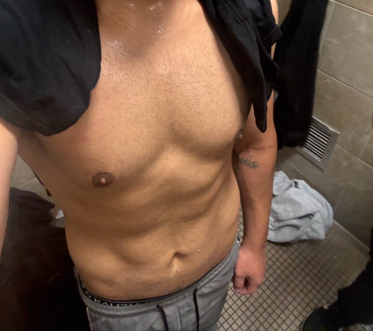 MrStandOnBisnis's tweet image. I need it to be hot 🌞 🏝️#workout #jim #24hourfitness #losangeles #gym #summer #yunghoe