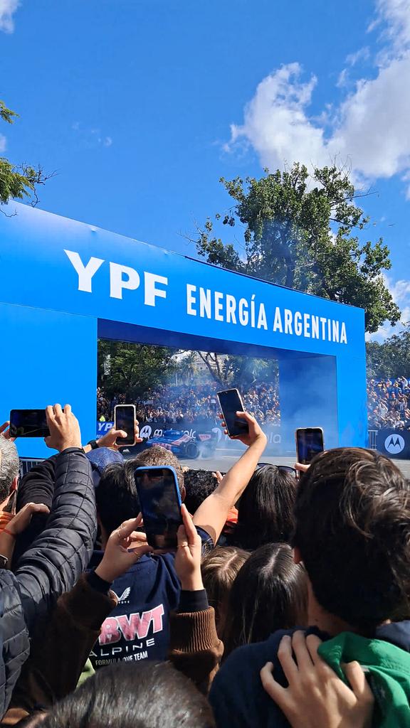 laura 🏁 tweet media