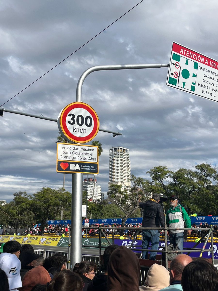 hernanbanez's tweet image. Dos horas y como 1000 metros de fila pero estamos casi en valla. 
Vamooooo neneeeeee!
#Colapinto #RoadShow