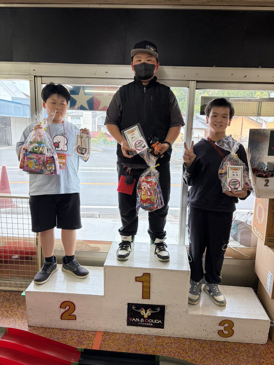 181Hamakaze3's tweet photo. 昨日はたくさんレースが被ってる中バンビにお越しいただきありがとうございました
皆様のお手伝いのおかげで無事終われました
今後のために注意喚起としてコースの交換等の要望はまずは運営に相談してください、セクション1つにしても交換するとそれまでのセッティングが無駄になる場合もありますので https://t.co/zXnMKFCTh6