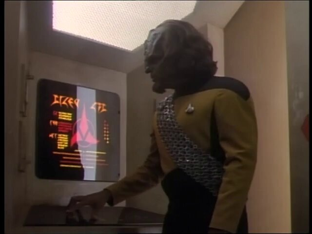T1000Gary's tweet photo. @BallerToy1327 Worf operates the Klingon firing station even though the screen only shows the Klingon logo. Perhaps he has to put a quarter in to activate it. https://t.co/E7VtL7yRNw
