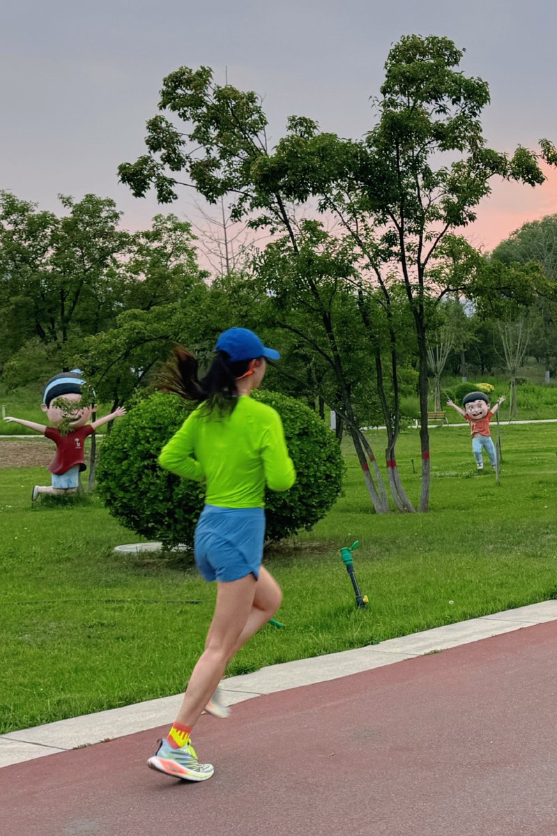 blackdarksky's tweet image. Morning run turned scenic detour! ♂ Stumbled on a hidden lake at sunrise—worth every extra step. #Wanderlust #MorningAdventures