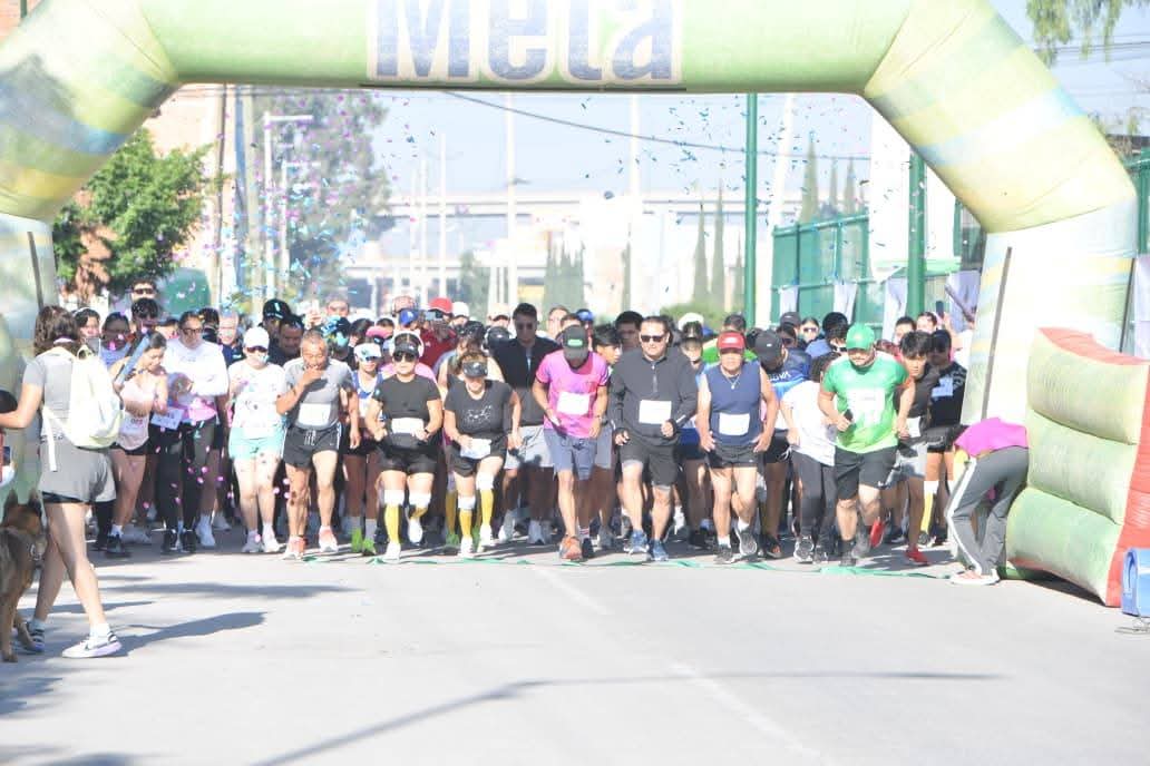 lfernandogamez's tweet photo. ¡Qué buena carrera hoy en el Parque Lineal de Soledad de Graciano Sánchez, por el Día de las Buenas Acciones!
Familias y deportistas unidos con alegría 💪💚
#Distrito09 #RutaDelBien ✨ https://t.co/gfcW3meJnn