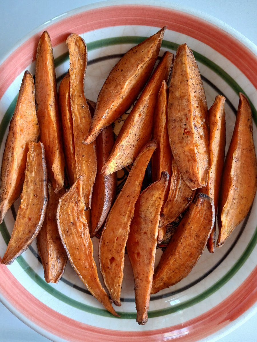 KimDerstine's tweet image. Roasted some sweet potatoes today. 🕊
 #vegan