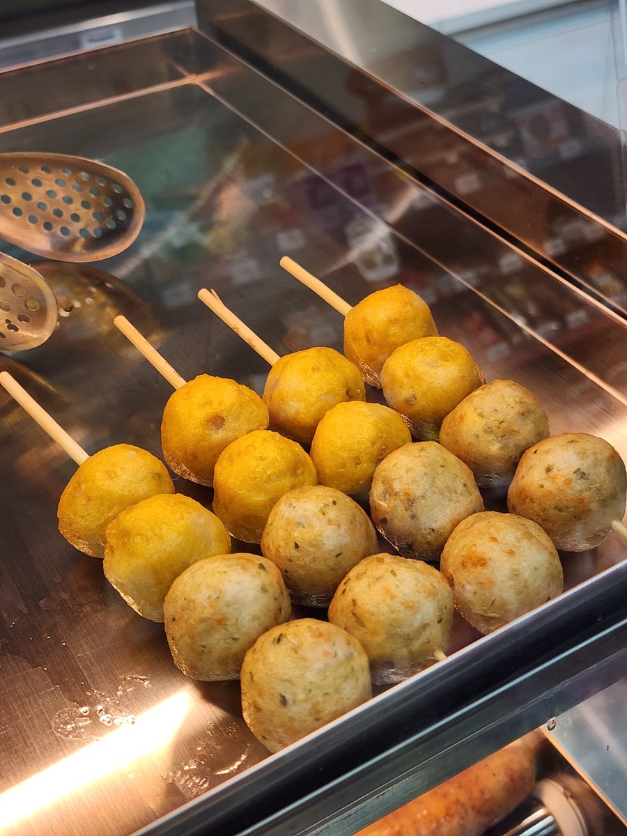 LinJwei's tweet image. Street Food Alert! Crispy fried squid balls with tangy sweet-chili sauce—golden, crunchy outside, juicy inside. Grab a skewer for $2 near the subway exit!  #StreetFoodJoy #QuickBite