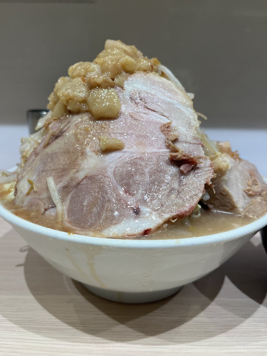 tarotarosmile's tweet photo. 昨日の晩ご飯はRAMEN.R様

ラーメン200
ヤサイマシマシ
アブラマシ
豚マシ
ガリマヨ

通うたびに
さとし氏の盛りビジュも
マシマシになってる気がする👏

そしてガリマヨうまっ😋😋😋
昔食べたものより進化してる？
来月は汁なしヤサイヌキガリマヨ案件か？

ごちそうさまでした🙏
#RAMENR
#RAMEN_R https://t.co/T2tCWonBA9