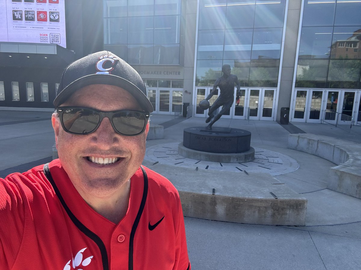 cincygreghoodin's tweet image. Just kinda hanging out with the @TheCincyBearcat statues , The Big O and @jgent15 @uofcincy on a Bea-U-Tiful #sundayincincy @GoBearcatsBASE #BearcatFamily #BearcatsUnited #BearcatsForlife @uofcincyalumni @GoBearcatsUCATS @GoBEARCATS #sundayvibes #cincyvibes #BearcatVibes
