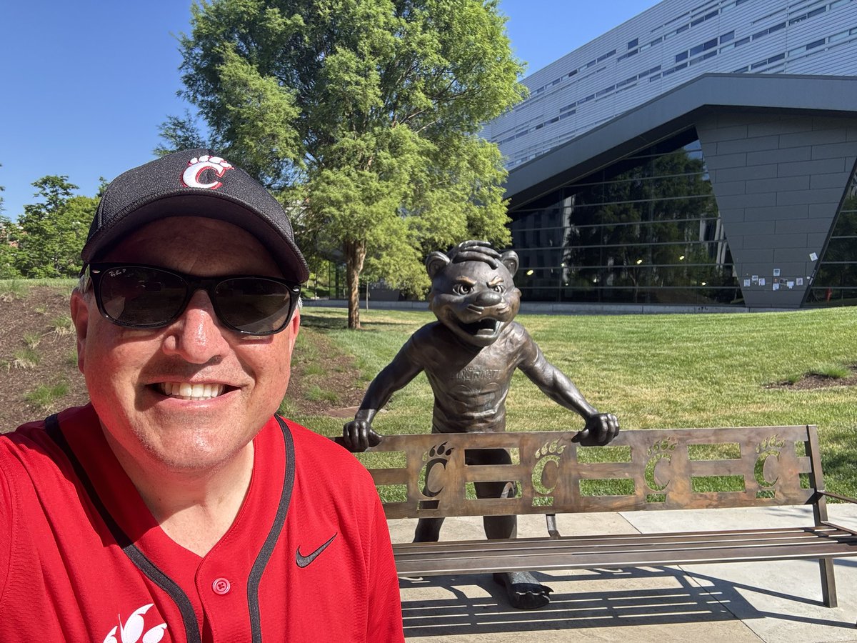 cincygreghoodin's tweet image. Just kinda hanging out with the @TheCincyBearcat statues , The Big O and @jgent15 @uofcincy on a Bea-U-Tiful #sundayincincy @GoBearcatsBASE #BearcatFamily #BearcatsUnited #BearcatsForlife @uofcincyalumni @GoBearcatsUCATS @GoBEARCATS #sundayvibes #cincyvibes #BearcatVibes