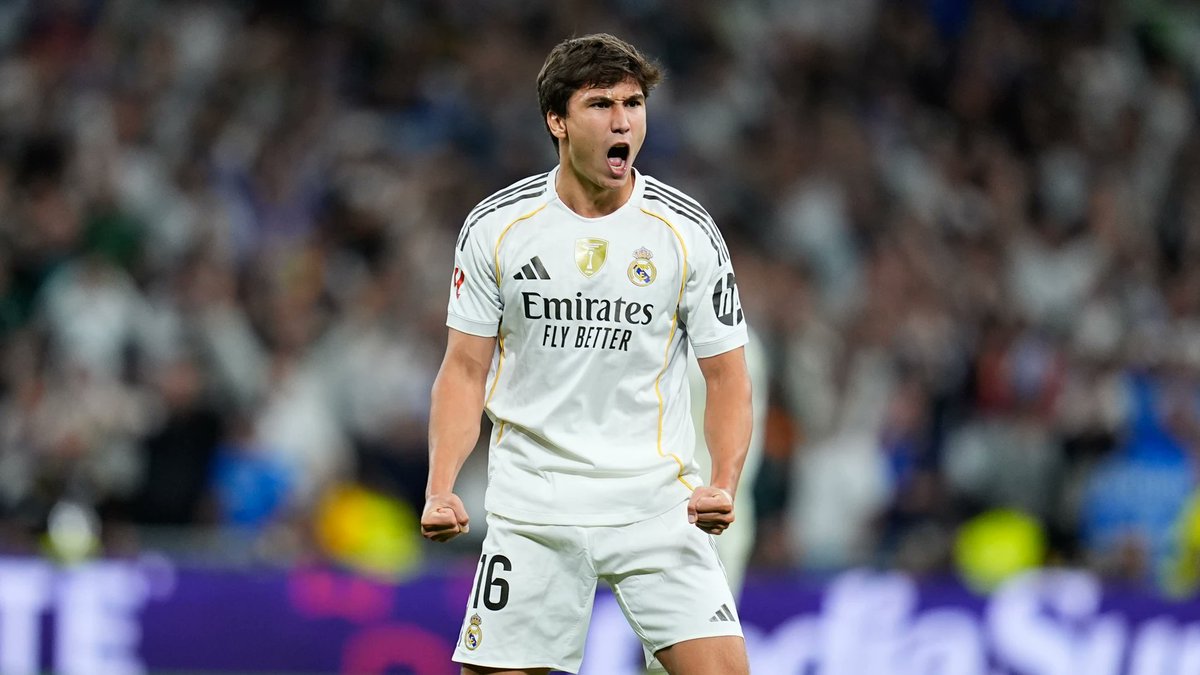 omar_abder's tweet photo. Lewandowski se va este verano.

Nos falta un 9 y Julián resulta muy caro y poco probable, nos ahorramos los 30 millones que vale Rashford y fichamos a este crack.

Tiene gol y es adaptable a la plantilla, lo demostró en el mundial de clubes.

un 9 elite es mejor, pero y si si... https://t.co/wJ5gg0KXfk