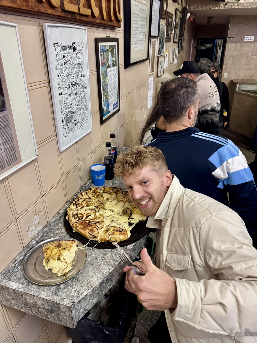 Llevé a un amigo Danés a comer una fugazzeta a la Mezzetta y se emocionó con la pizza. Argentina supremacy