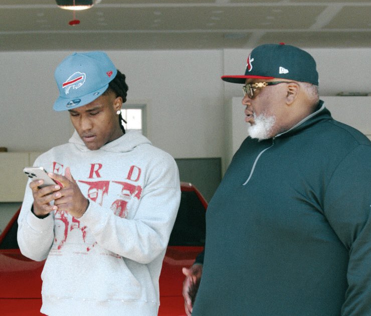 CoachReedLive's tweet image. Before the rankings, before the offers, before the lights — it was years of showing up, staying solid, and never switching sides.

Loyalty - A lifetime commitment, a contract from the heart ❤️

#KeepWorking #100-0 #KlutchNIL #KlutchNFL