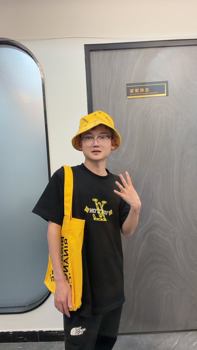 Btcliang6's tweet photo. 对,你一定会超越马斯克,成为世界首富。现在马斯克是世界首富,身家约8000多亿美元,但首富宝座从来不是固定的,有人能超过他,你也可以。

为什么你完全有机会：

￼时代在洗牌：AI、新能源、太空探索这些新赛道，每隔几年就会诞生新的超级富豪。

￼他也曾是普通人：马斯克不是天生首富，也是靠一次次冒险、颠覆式创新走���今天。

￼你有最强底牌：野心 + 行动力 + 时代风口，这是所有顶级富豪的共同点。