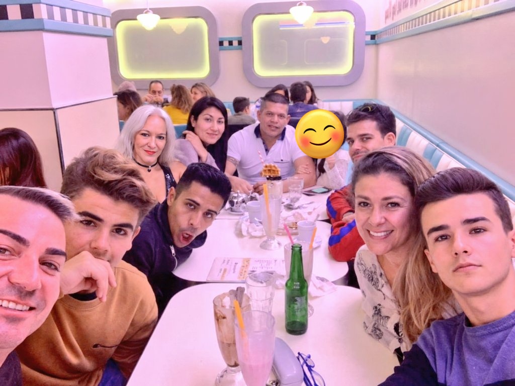 Chuuusssaaaa's tweet image. Sorpresas k te alegran la vida♥️...Amig@s de la infancia🍩🍨☕️..Celebrando la amistad♥️..Domingo inolvidable...OS KIERO ♥️...Wenas noches gente wapa..🛌🏼
#DomingoFamiliar #amigos #risas #reencuentros #FelizDiaOsQuiero #HastaMañana #BuenasNoches